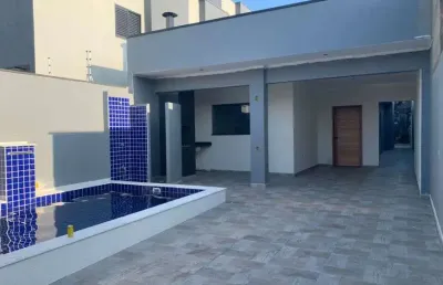 Casa com 2 quartos, piscina e área gourmet em peruíbe.