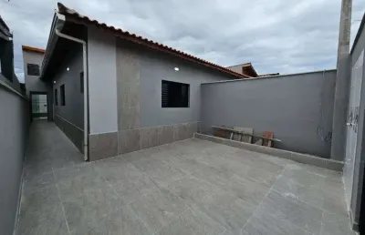 Casa com 3 quartos, piscina e área gourmet em mongaguá.