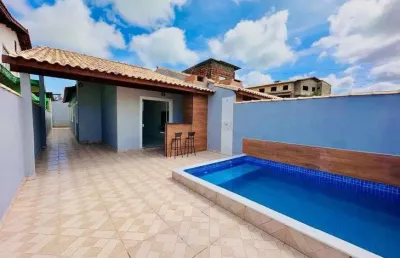 Casa na praia com piscina, 2 quartos e área gourmet com churrasqueira em itanhaém.