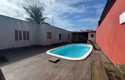 Casa com 2 quartos, piscina e área gourmet com churrasqueira em peruíbe.
