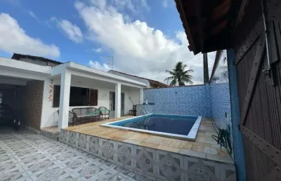 Casa na praia com 2 quartos, piscina e área gourmet em peruíbe.
