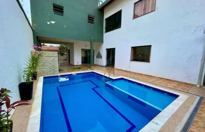 Casa na praia com 4 quartos, piscina e área gourmet com churrasqueira em peruíbe.