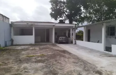 Casa com 3 quartos, espaço para piscina e jardim em itanhaém.