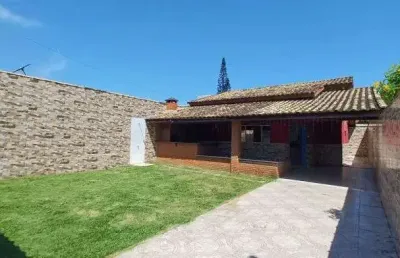 Casa na praia com 3 quartos, área gourmet e espaço para piscina em itanhaém.