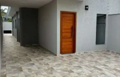 Casa com 2 quartos, piscina e churrasqueira em itanhaém.