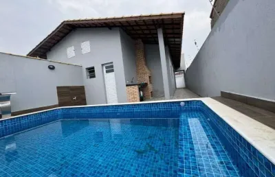 Casa com piscina, 2 quartos e churrasqueira em itanhaém.