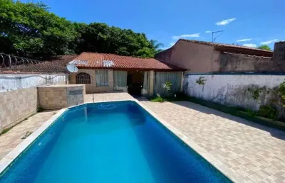 Casa com 2 quartos, piscina e área gourmet com churrasqueira em itanhaém.