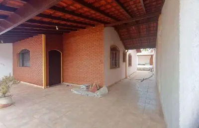 Casa com 3 quartos, piscina e churrasqueira em itanhaém.