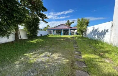 Casa com 2 quartos, espaço para piscina e jardim em itanhaém.