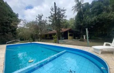 Chácara com 7 quartos, piscina, lago e churrasqueira em peruíbe.