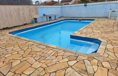 Casa em condomínio com piscina, 2 quartos e churrasqueira em peruíbe.
