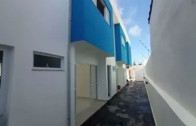 Casa em condomínio com 2 quartos, piscina e churrasqueira em itanhaém.