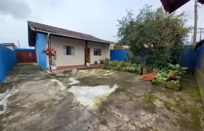 Casa com 2 quartos, espaço para piscina e churrasqueira em itanhaém.
