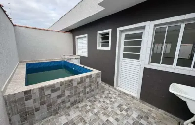 Casa em condominio com piscina e 2 quartos em itanhaém.
