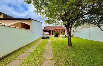Casa na praia com 2 quartos, área gourmet e espaço para piscina em itanhaém.