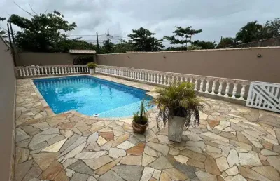 Casa na praia com piscina, 4 quartos e área gourmet com churrasqueira em itanhaém.