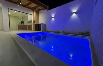 Casa na praia com piscina, 2 quartos e churrasqueira em peruíbe.