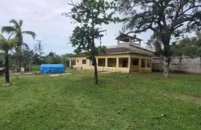 Chácara com 3 quartos, churrasqueira e jardim em itanhaém.