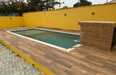 Casa em condomínio com piscina e 2 quartos em itanhaém.