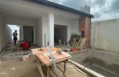Casa com 2 quartos, piscina e churrasqueira em peruíbe.