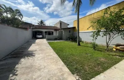 Casa com espaço para piscina, jardim e área gourmet com churrasqueira em itanhaém.