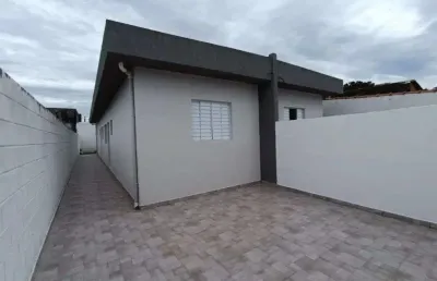 Casa com 2 quartos e espaço para piscina em itanhaém.