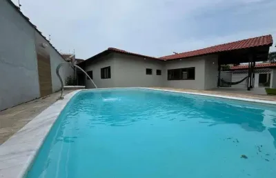 Casa na praia com 4 quartos, piscina, edícula e área gourmet com churrasqueira em itanhaém.