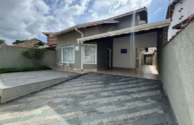 Casa à 150m do mar com piscina e 4 quartos em peruíbe.