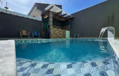 Casa na praia com piscina, 2 quartos e área gourmet com churrasqueira em peruíbe.