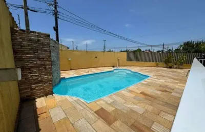 Casa na praia com piscina, 5 quartos e área gourmet com churrasqueira em itanhaém.