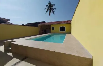 Casa com 2 quartos, piscina e área gourmet com churrasqueira em itanhaém.