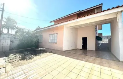 Casa à 50m do mar com 3 quartos, piscina e área gourmet em peruíbe.