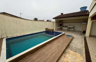 Casa com 3 quartos, piscina e área gourmet com churrasqueira em itanhaém.
