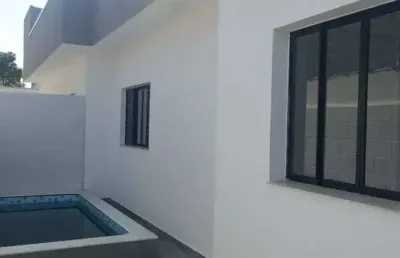 Casa em condomínio com 2 quartos, piscina e churrasqueira em itanhaém.