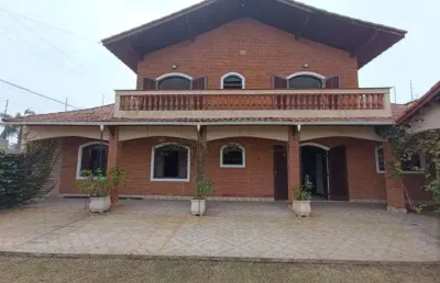 Casa com 4 quartos, churrasqueira e espaço para piscina em itanhaém.