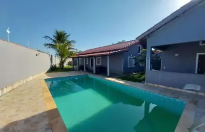 Casa na praia com 4 quartos, piscina, churrasqueira e jardim em itanhaém.