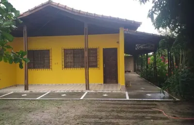 Chácara com 2 quartos e área gourmet com churrasqueira em peruíbe.