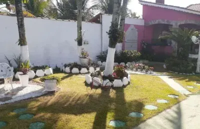 Casa à 40m do mar com 3 quartos, jardim e área gourmet em itanhaém.