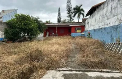 Casa com espaço para piscina à 700m do mar em peruíbe.