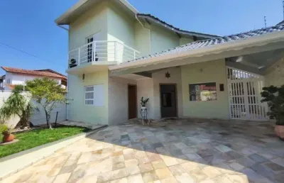 Casa com 3 quartos, área gourmet e jardim em peruíbe.