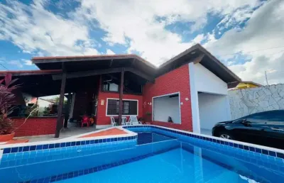Casa à 150m do mar com piscina e 3 quartos em itanhaém.
