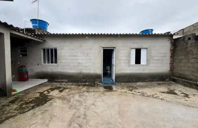 Casa com piscina e área gourmet com churrasqueira em itanhaém.