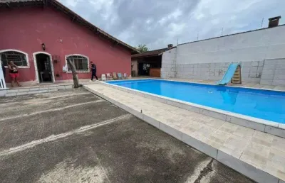 Casa à 150m do mar com 3 quartos e piscina em peruíbe.