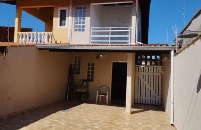 Casa com 3 quartos e área gourmet com churrasqueira em itanhaém.