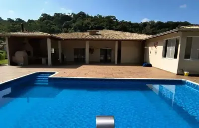 Chácara com piscina, 4 quartos, jardim e área gourmet com churrasqueira em peruíbe.