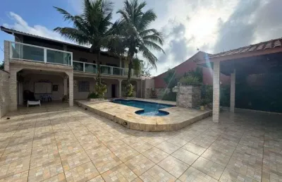 Casa com piscina, 3 quartos e churrasqueira em itanhaém.