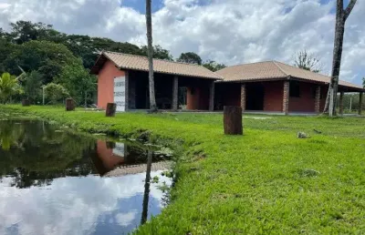 Chácara com 2 quartos, lago e área gourmet com churrasqueira em itanhaém.