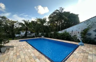 Chácara com piscina, 4 quartos e churrasqueira em itanhaém.