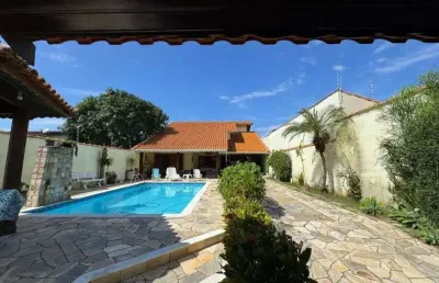Casa na praia com 5 quartos, piscina e área gourmet em peruíbe.