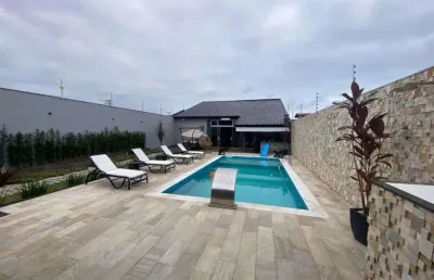 Casa na praia com piscina, 2 quartos e área gourmet em itanhaém.